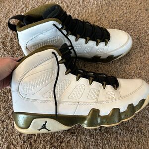 Nike Air Jordan 9 Retro Statue Size 10.5 302370-109 2015 White Gold Black OG